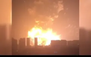 Download Video: 2015年天津特大爆炸火灾，却因一句谎言，消防兵出警25人牺牲25人 天津港爆炸 消防官兵 最美逆行者 伟大 烈士