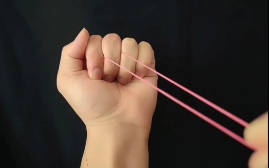 活动  魔术教学:用一根橡皮筋穿越手指魔术,非常简单易学!
