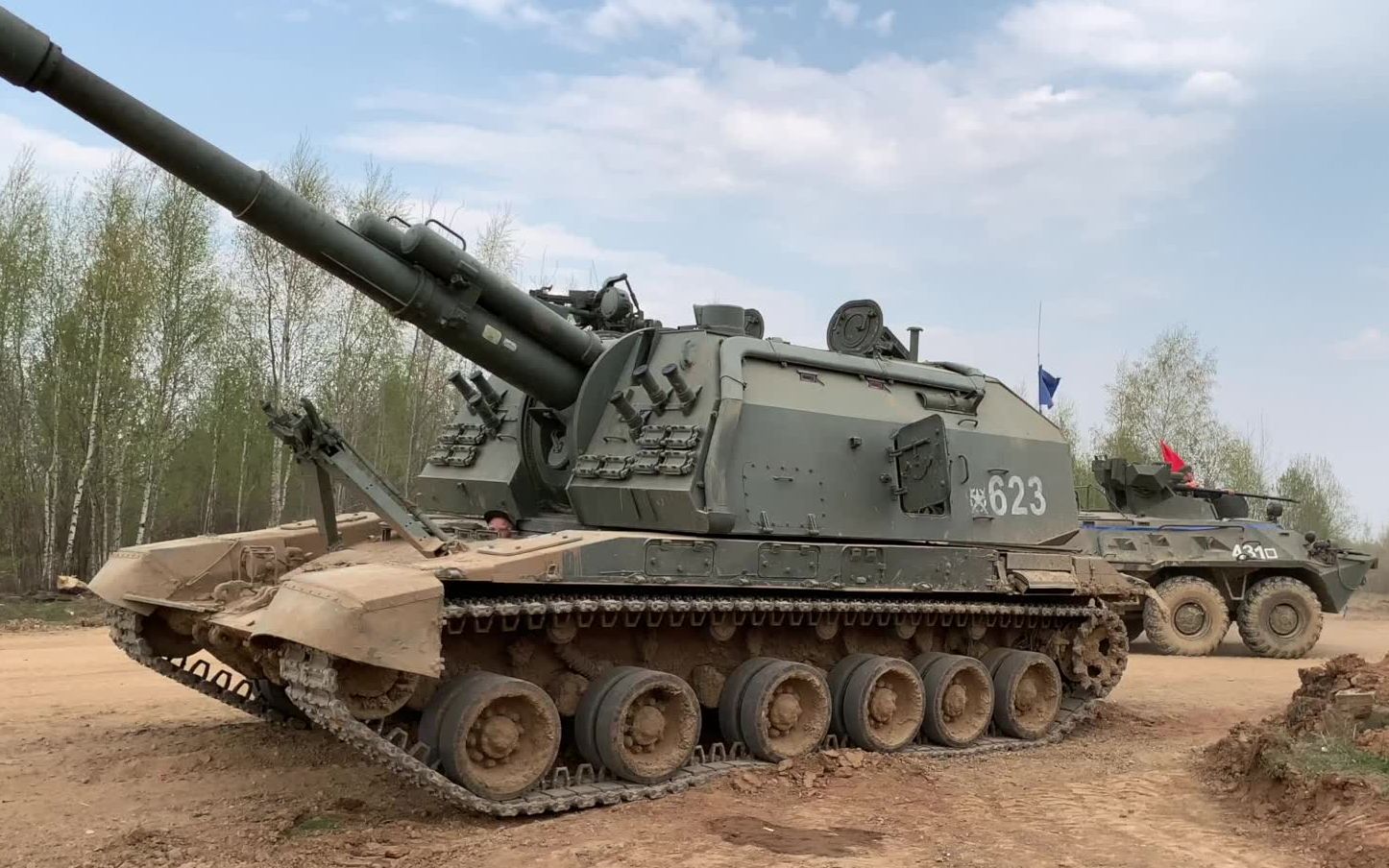 近距离实拍:42吨重的俄罗斯2s19型152毫米履带式榴弹炮车,是如何原地