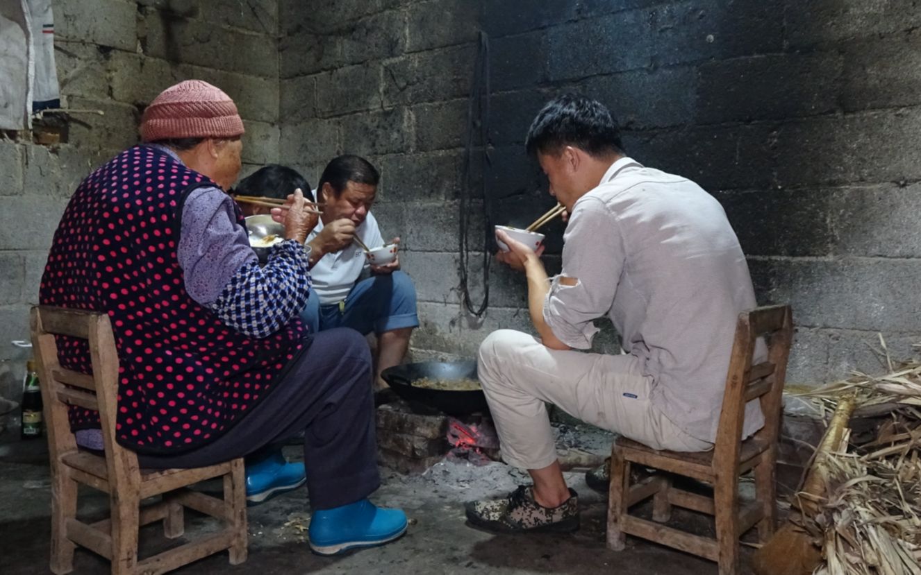 [图]三叔想吃顿好的，小莫请厨师长做香辣鱼干，味道正宗这次吃舒坦了