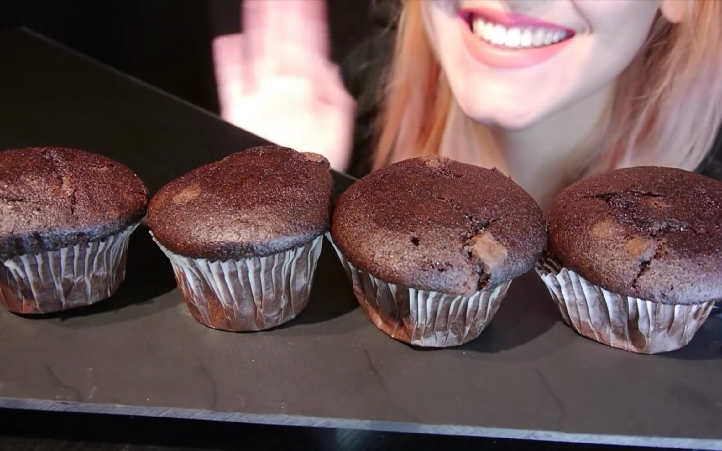 小姐姐吃四个巧克力杯子蛋糕