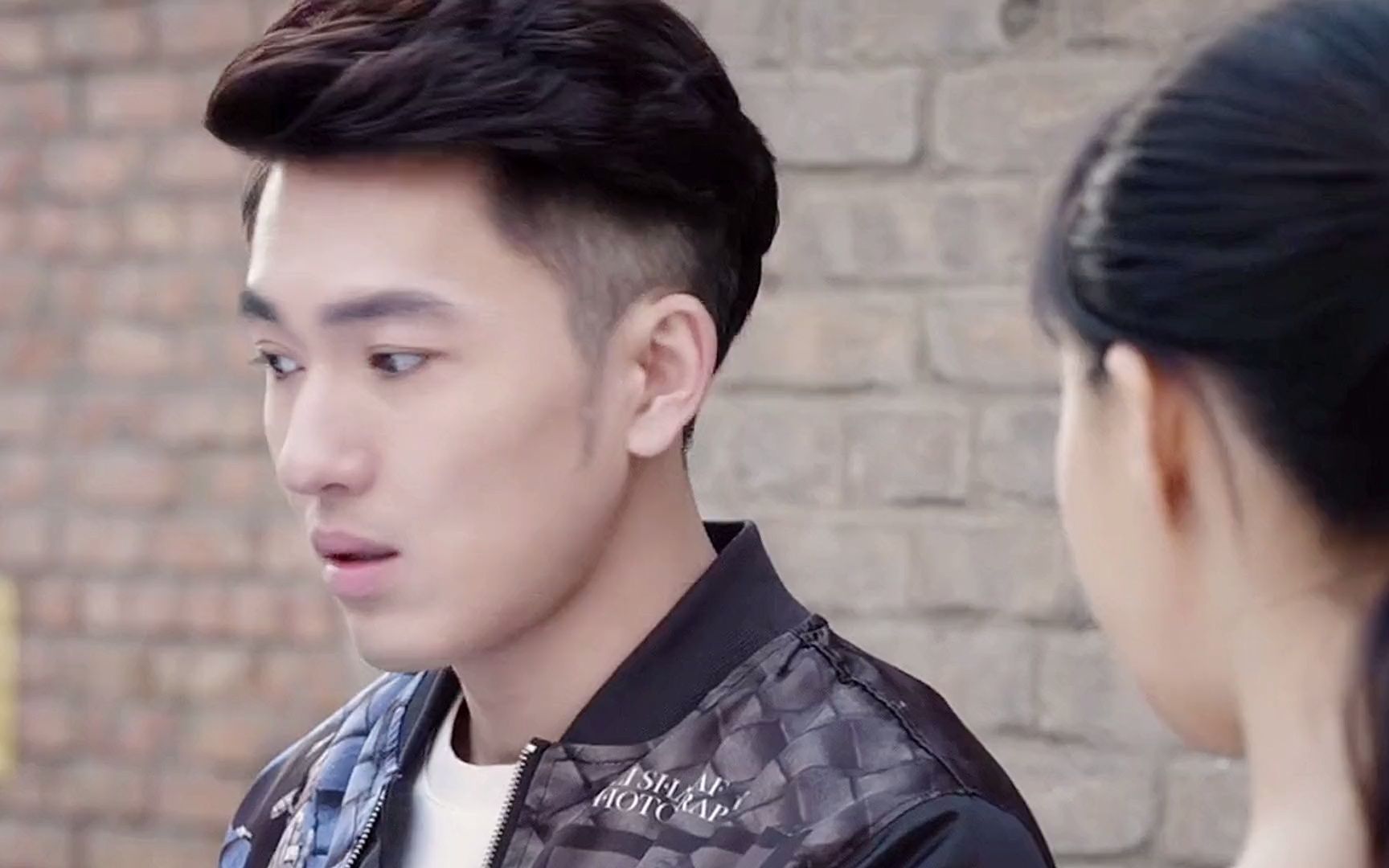 富二代男友第一次来女友家,嫌弃女友家里太穷溜之大吉