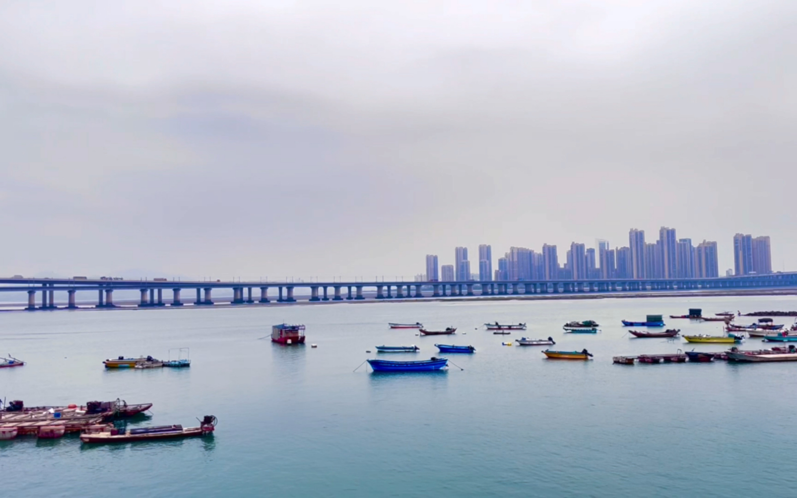 厦门十里长堤的海景,海边可以看到火车轨道,跨海大桥,停靠的渔船
