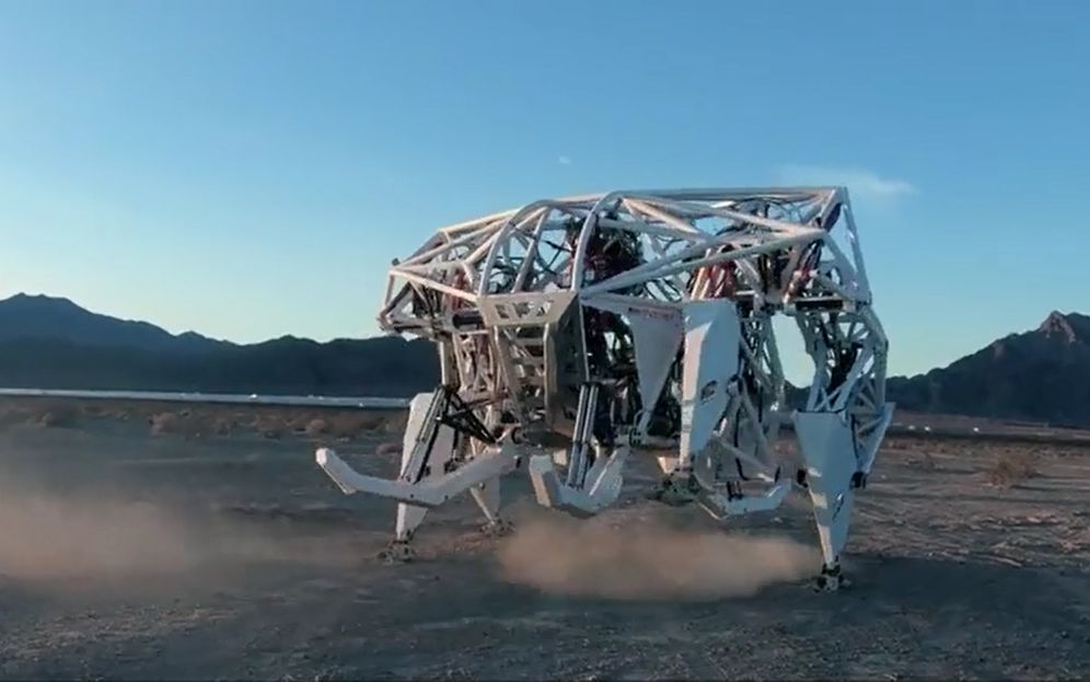 大学生耗时7年,用垃圾打造"机械蜘蛛战车"速度"惊人"