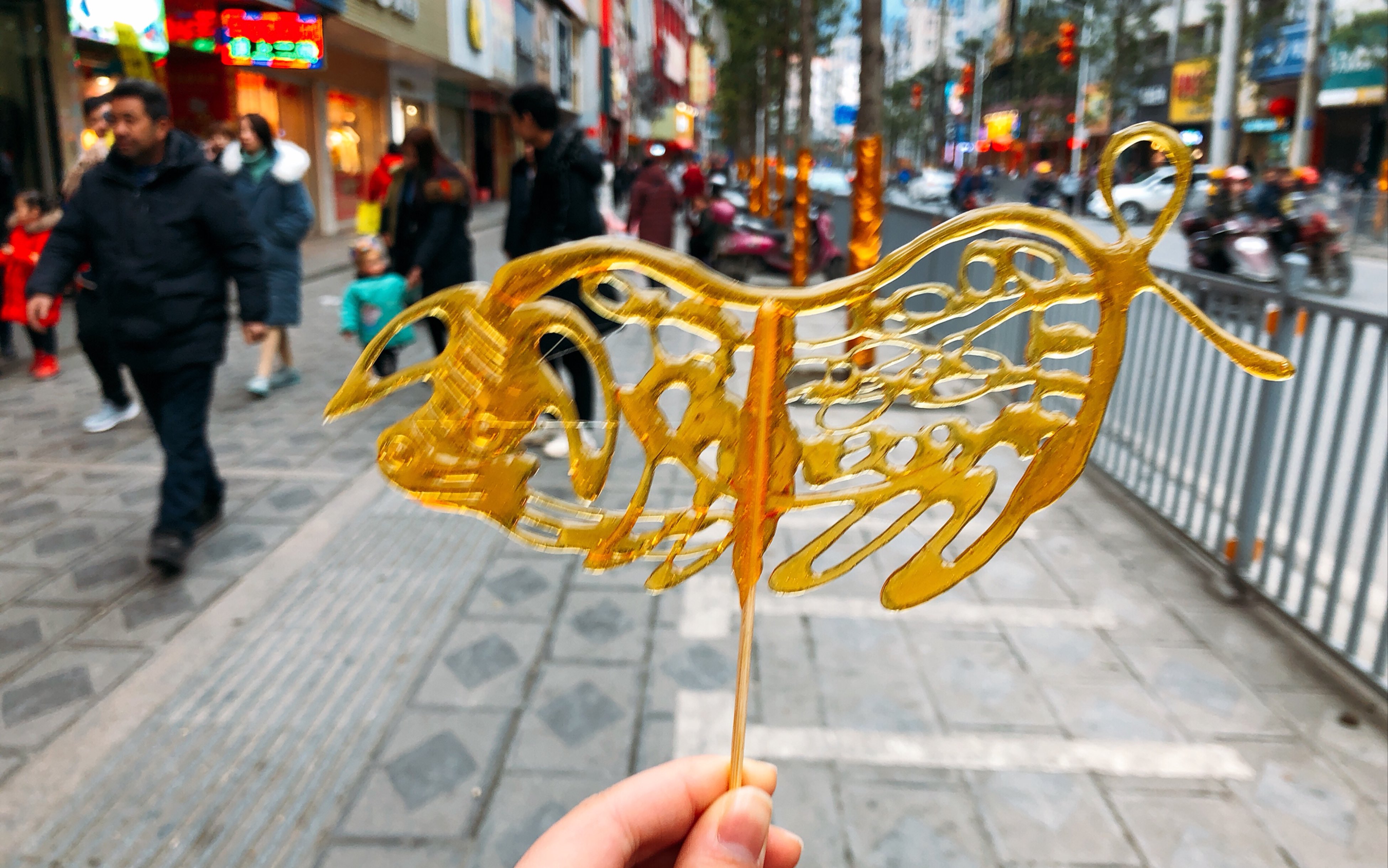 【街边美食】街头手艺人现做十二生肖糖人