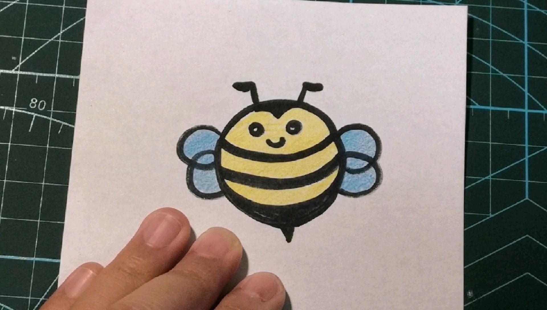 活动作品简笔画用瓶盖画一只粉嘟嘟的小蜜蜂