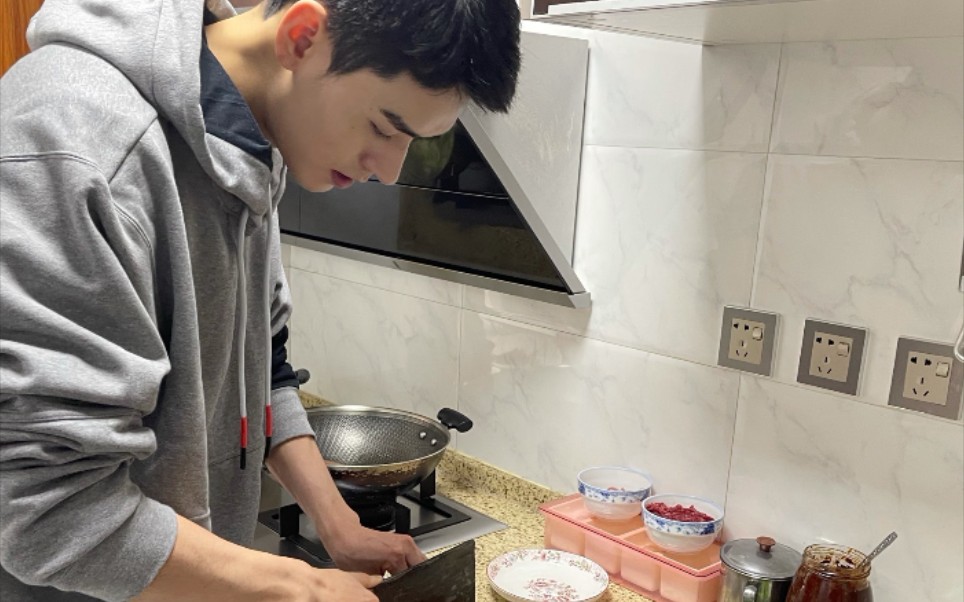 【龚俊】龚俊子是个美食博主吧,川渝帅哥难道做饭都这么好_哔哩哔哩