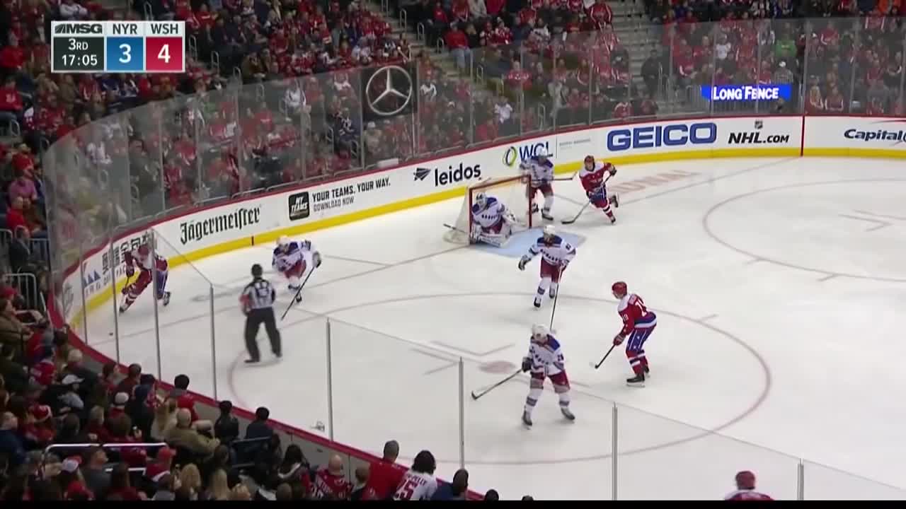 [图]Nicklas Backstrom Scoops Up Loose Puck And Picks The Corner On Henrik Lundqvist