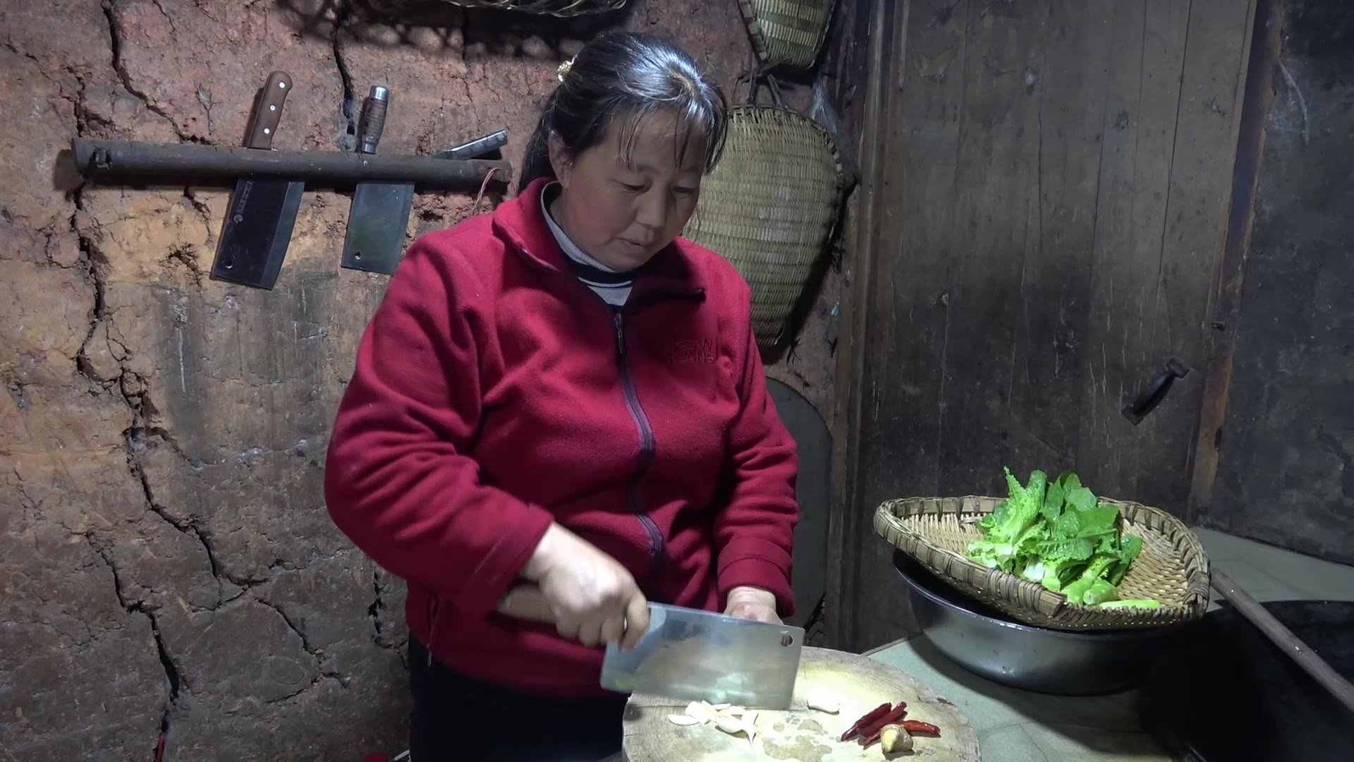 农村小英子:幺叔煮1大锅春笋,吃过饭立马捞起锅,晚上还要加班切