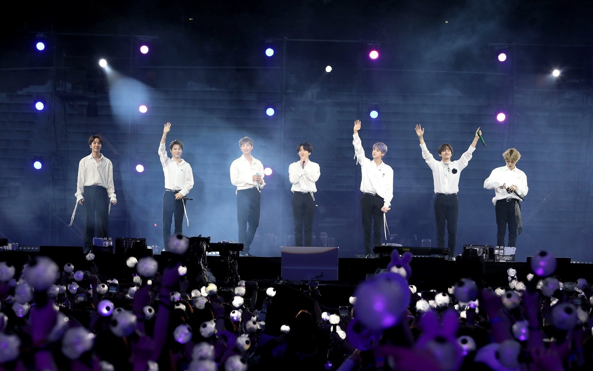 是的,确实是两个有点尴尬的新入坑的阿米在应援