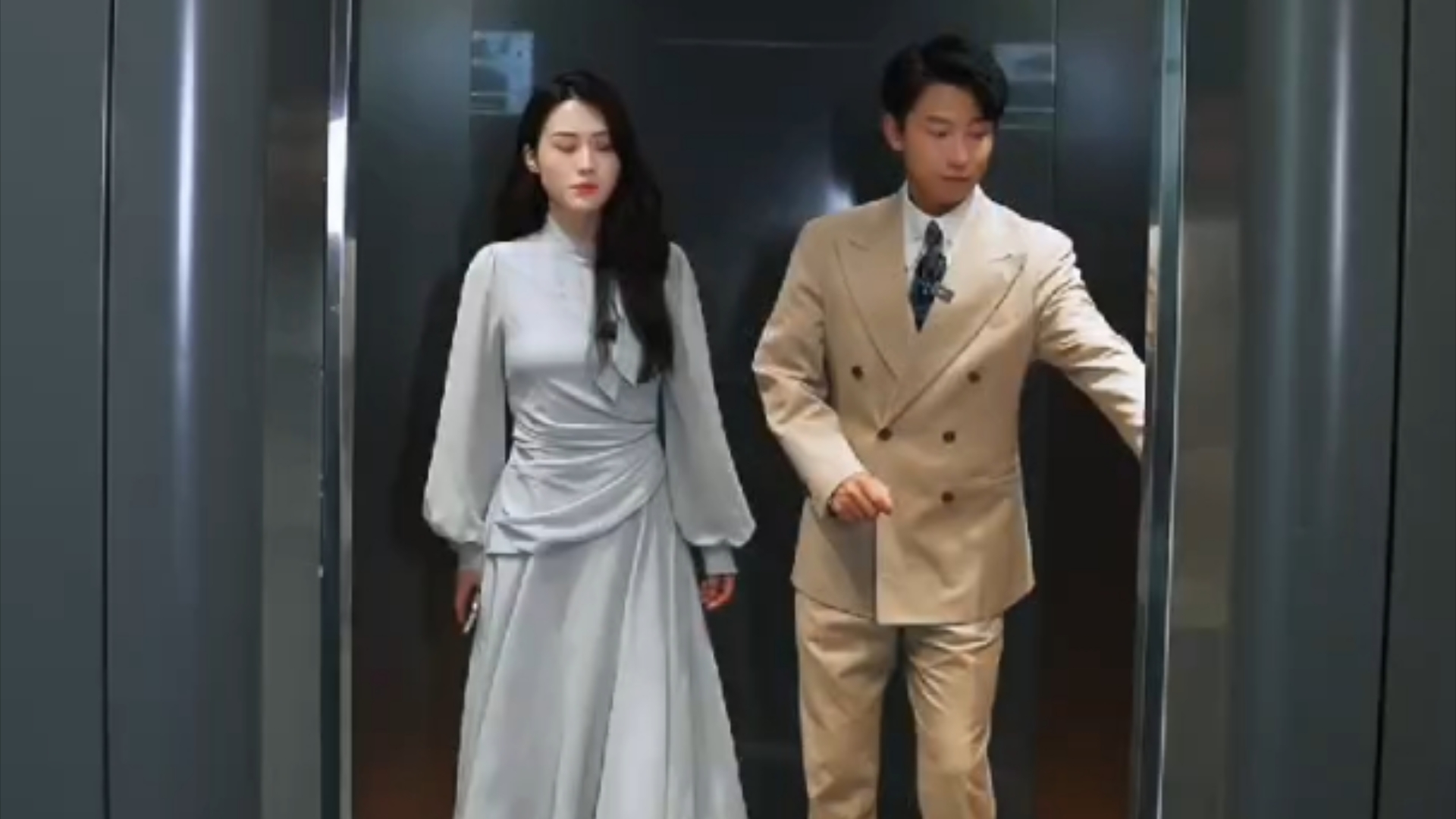 魂穿总裁男女灵魂互换,美女职员和总裁灵魂互换剧情