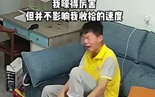 Video herunterladen: 人间真实！男孩忘定闹钟早上睡过头，发现上学迟到边哭边收拾，“这样的孩子平时一定很自律！”