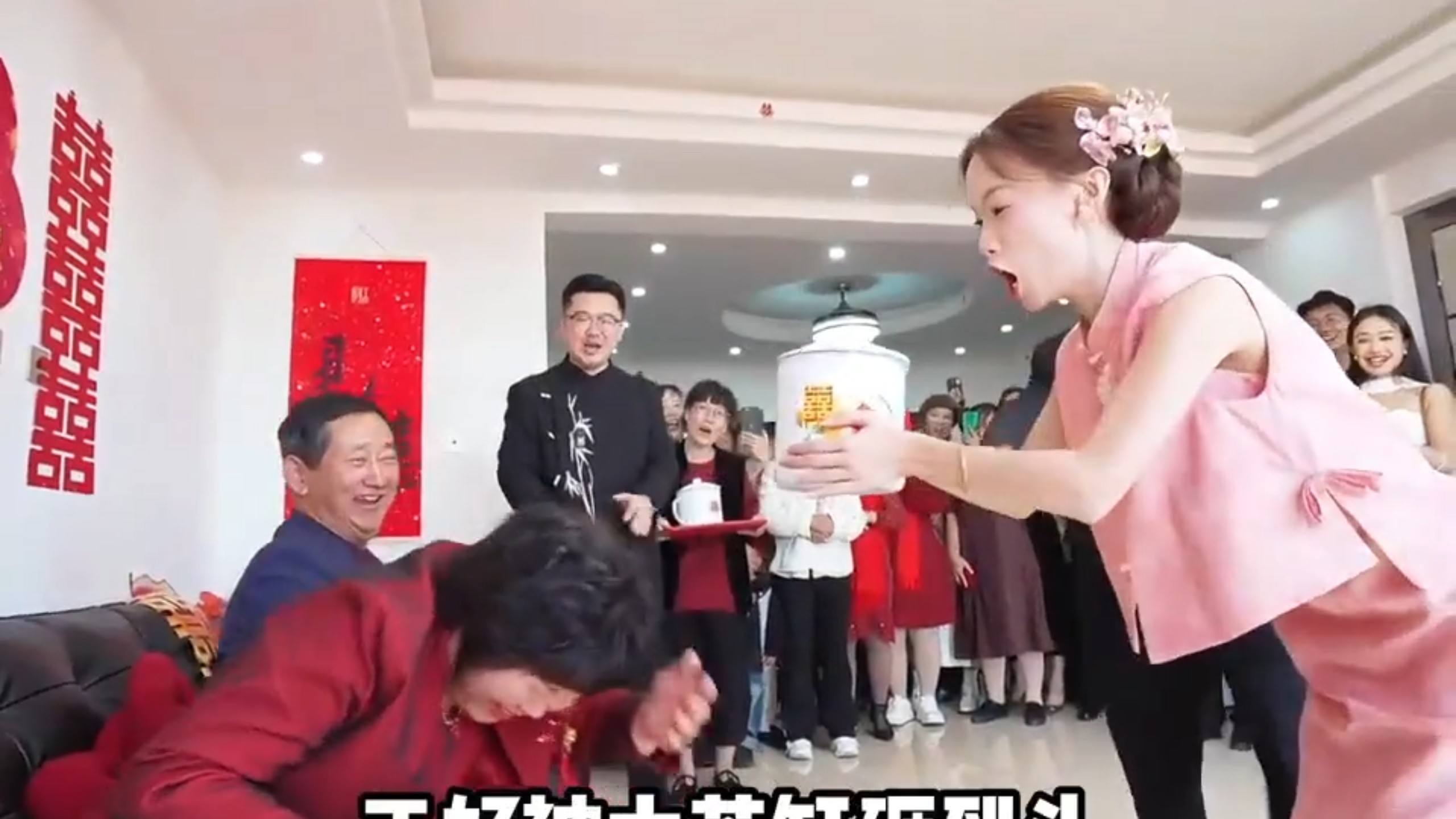 新娘给婆婆敬茶，婆婆起身时正好被大茶缸砸到头
