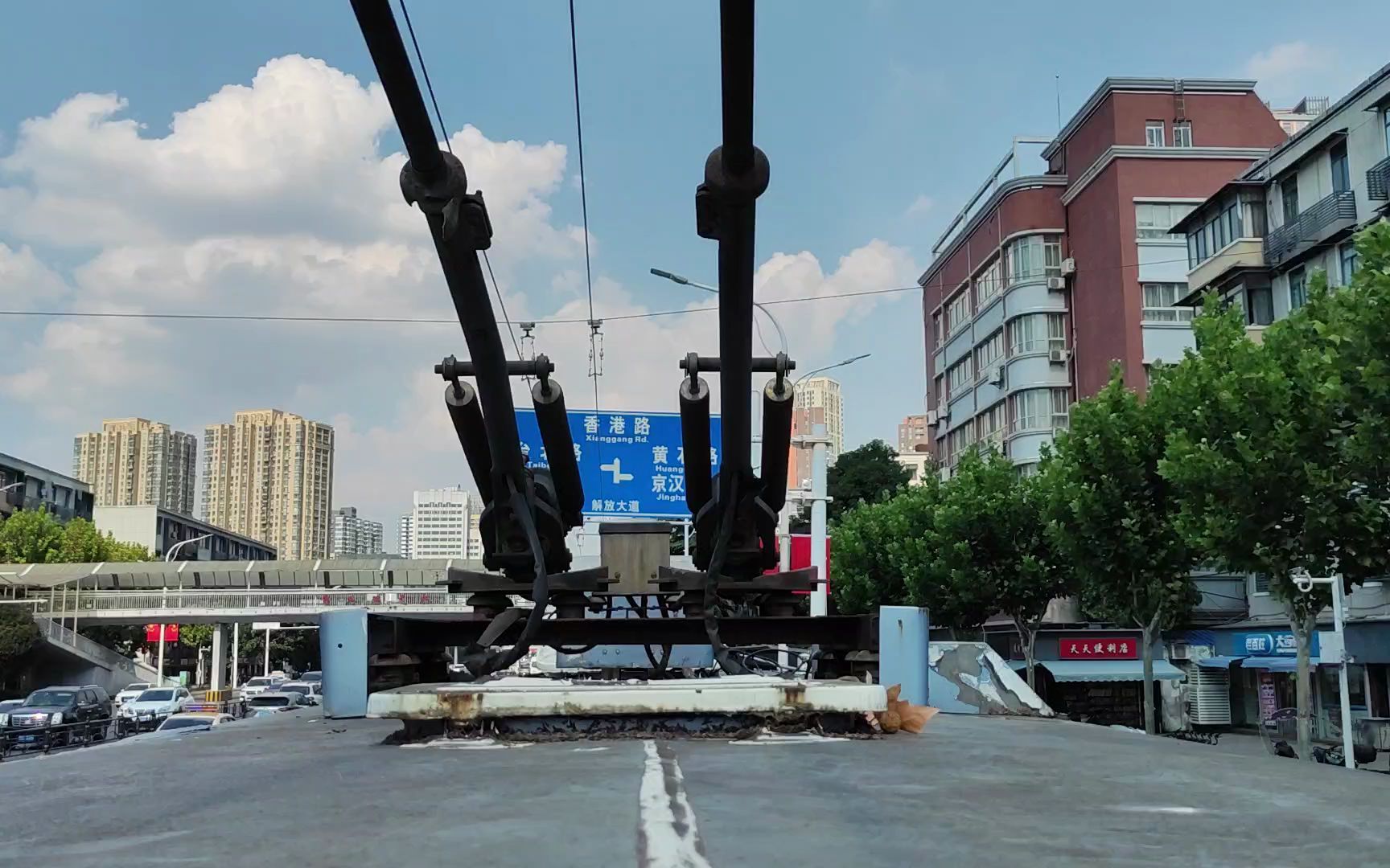 武汉电3路扬子江单源wgd68u无轨电车,运行于循礼门附近的集电杆下视角