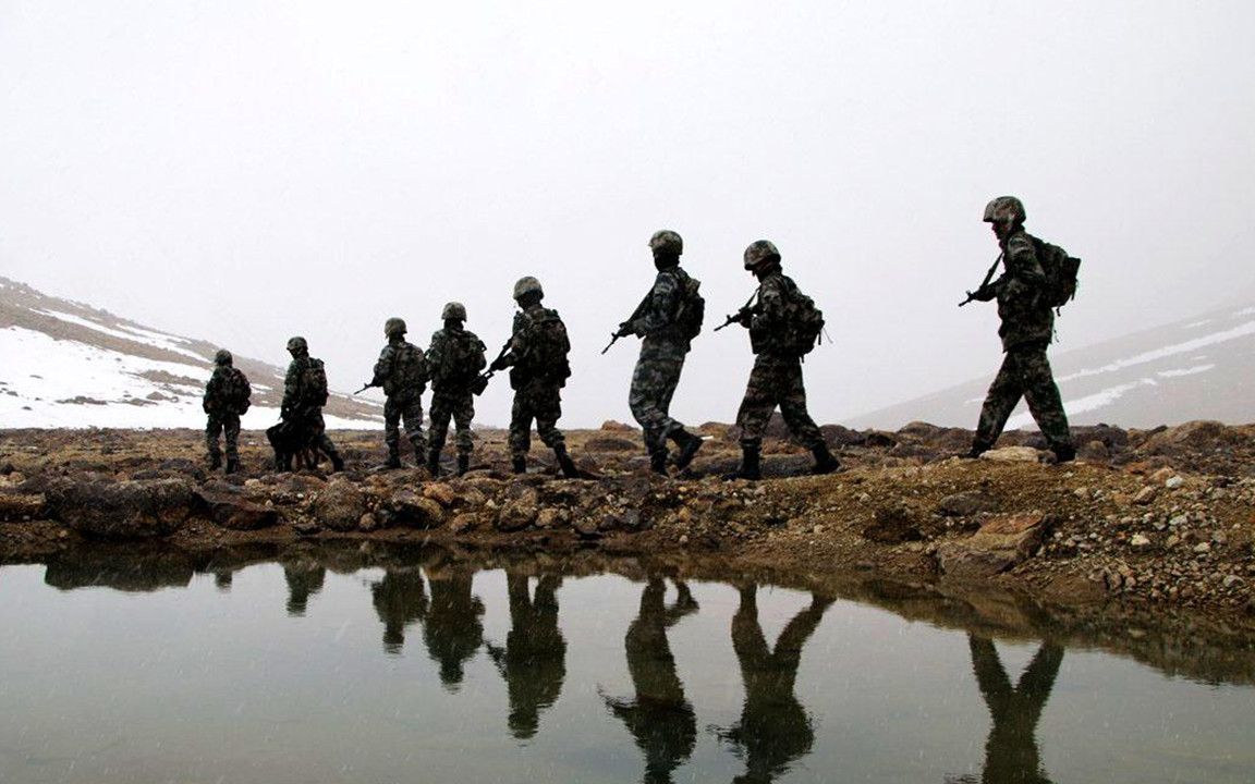 解放军战士边境巡逻走失,印媒再次炒作,官媒发声以正视听