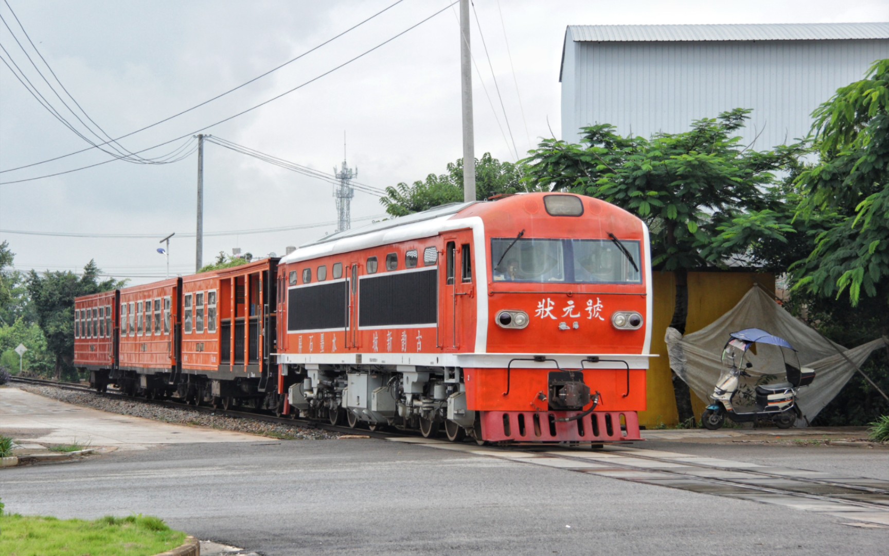 【中国铁道】蒙宝铁路-状元号米轨观光客车通过吴家庄道口