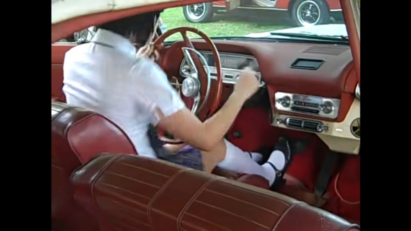 外国美女穿着过膝白丝jk狠狠发动汽车