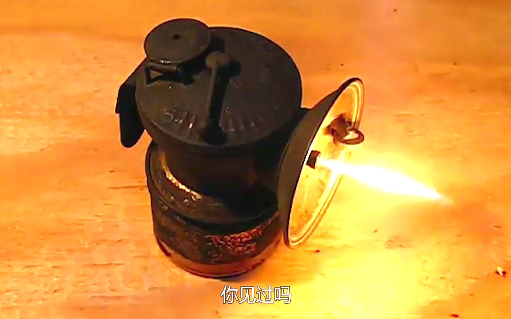 不可思议的"电石灯",把水滴在石头上就能照明,什么原理?