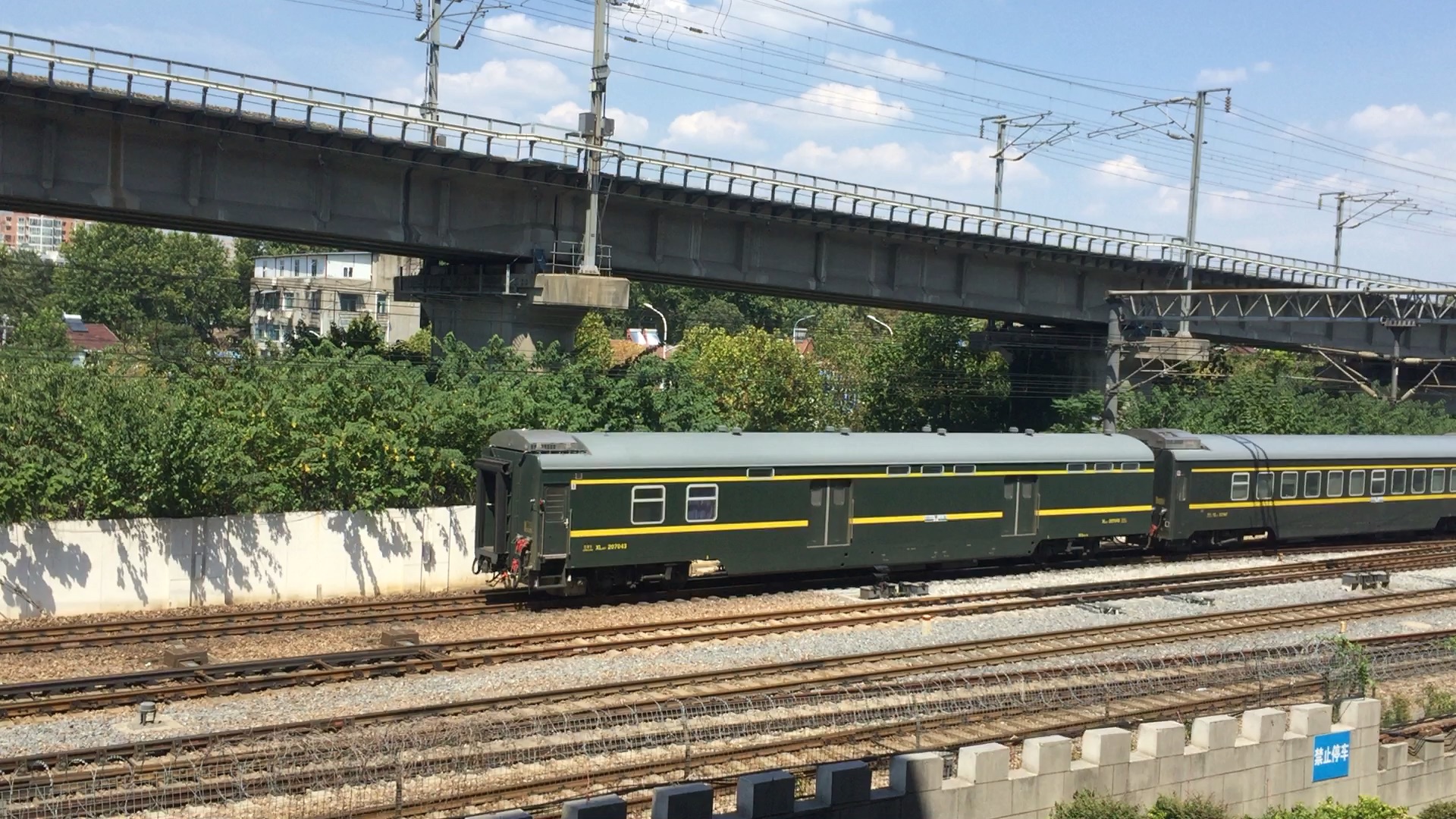 【40度高温天白宫看车集】兰局兰段hxd1d0099牵引z303次(乌鲁木齐