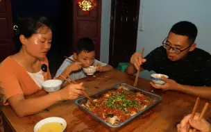 下载视频: 生活就是一餐接着一餐，做一盘剁椒蒸鱼，麻辣开胃，有点费饭