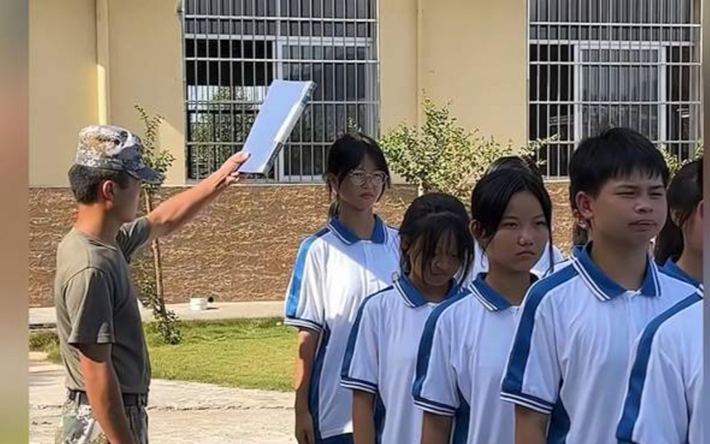 外刚内柔!军训中教官意外发现女孩头顶“一束光”,暖心为其遮阳哔哩哔哩bilibili