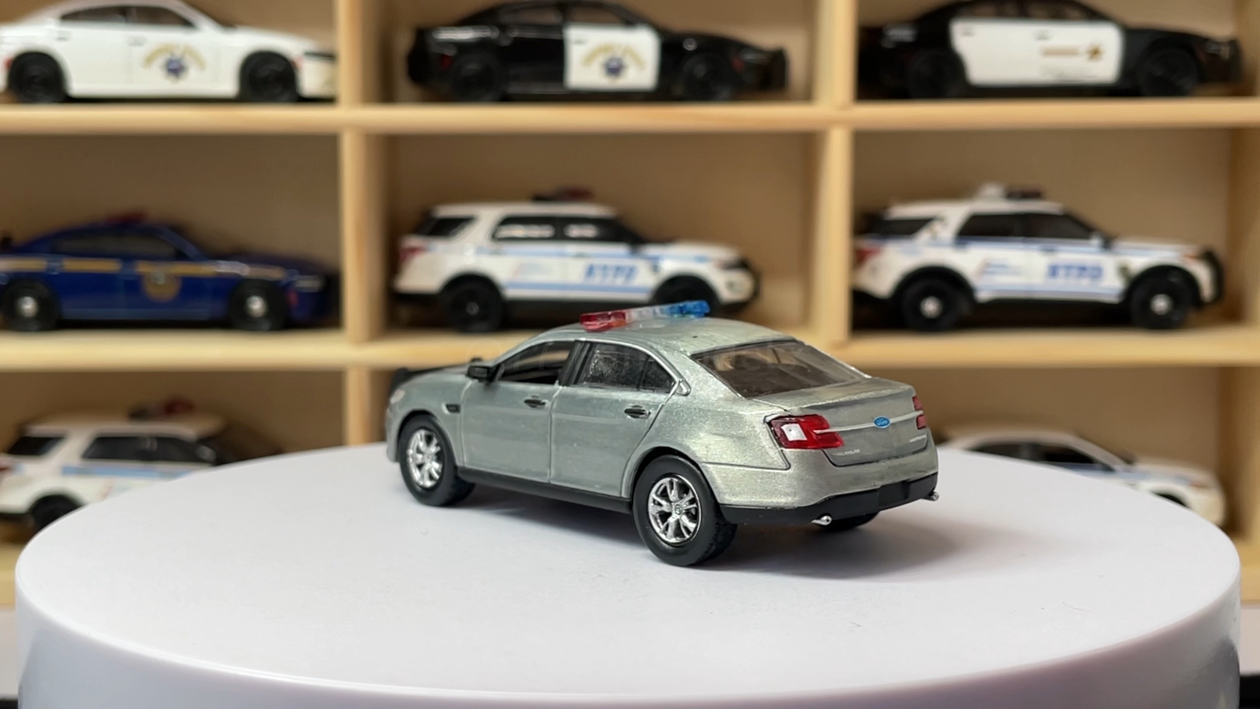【州警警力补充】596model 1/64 合金车模型 福特 金牛座 康涅狄格州