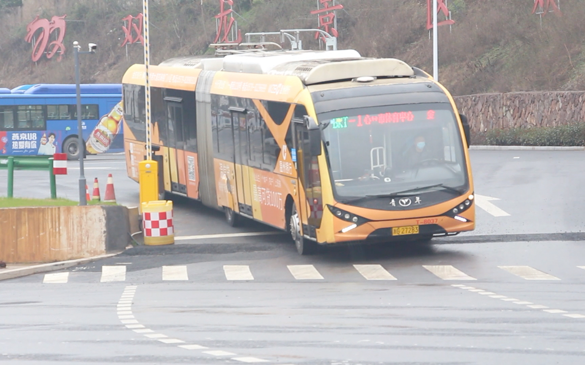 【金华公交】雨中行驶的青年电鲶鱼铰接