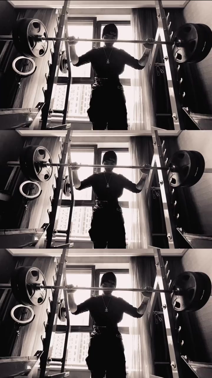 杨和苏健身房又开课了,噢,又是练腿日