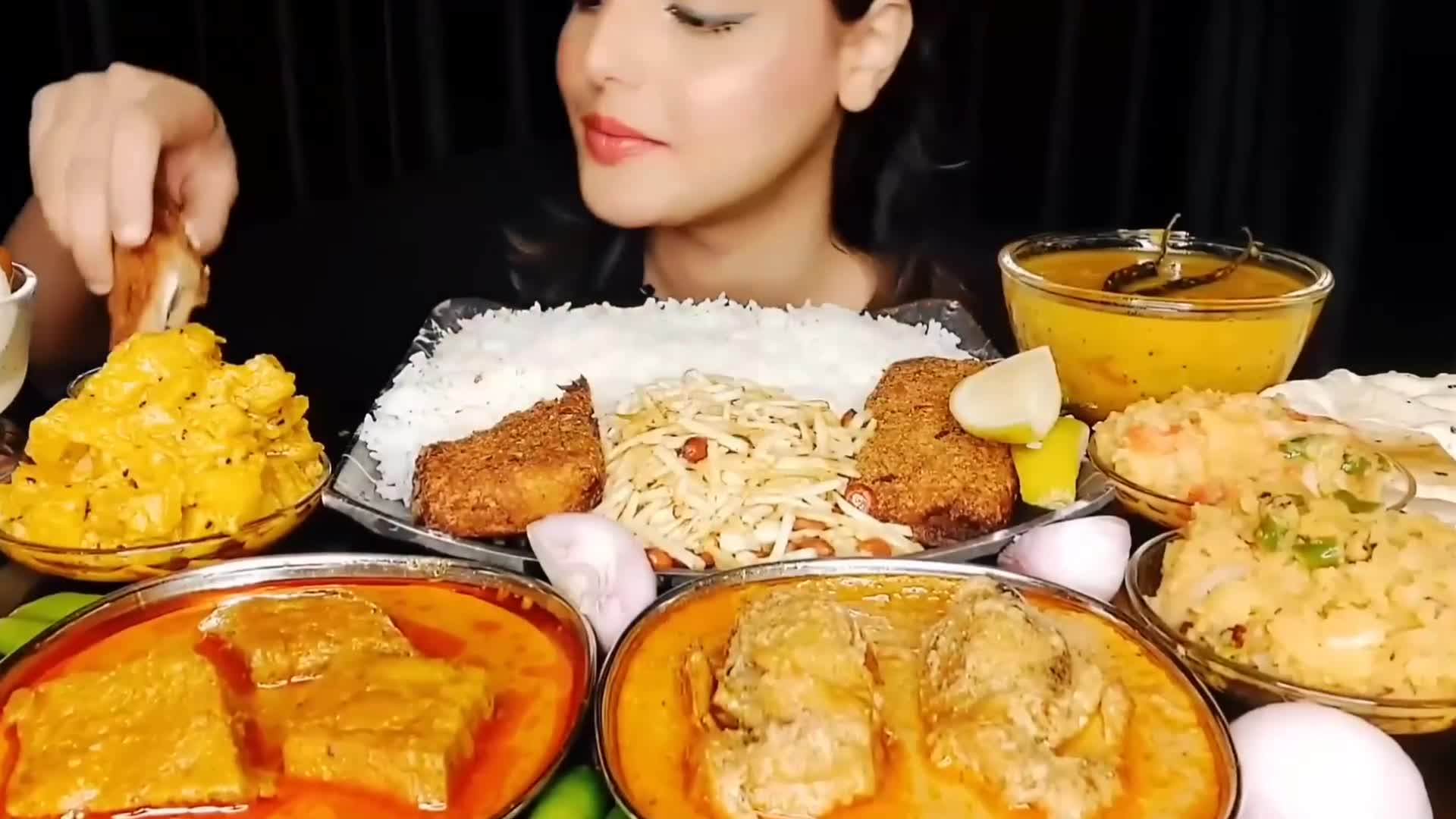 最美最干净的印度美女吃两种口味的咖喱土豆泥鱼条 咖喱虾 奶汤圆