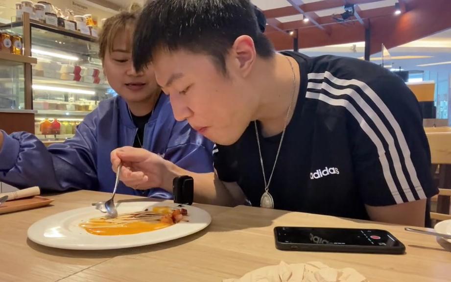 泰国老婆带阿祖试吃甜品草莓沙冰泰式奶茶冰淇淋球都好好吃