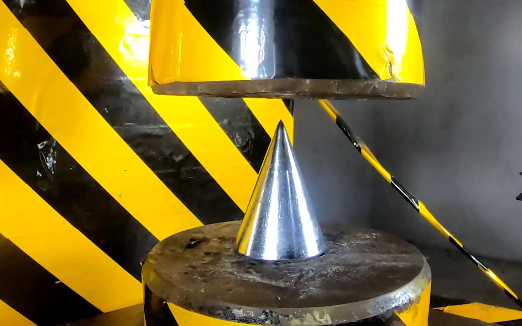 实心铁锥能穿透200吨压力的液压机吗?