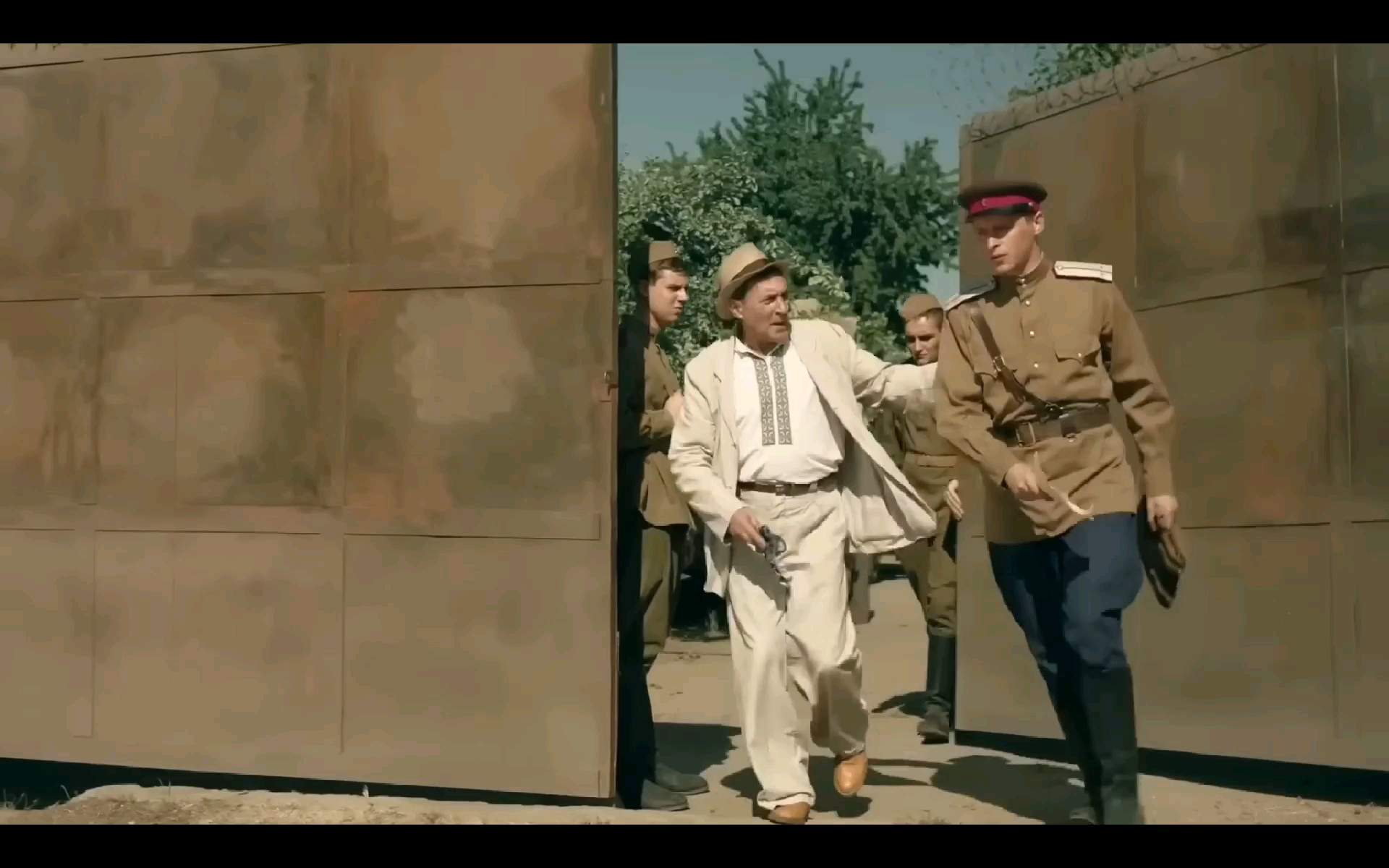 苏军马靴帅哥内务部军官到乡村办事