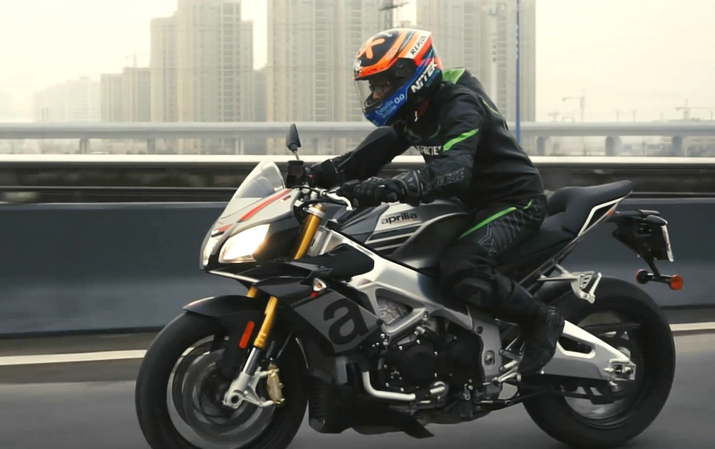 【骑士网】超级街车艾普瑞利亚(aprilia)tuono 1100 v4骑士网呆子测评