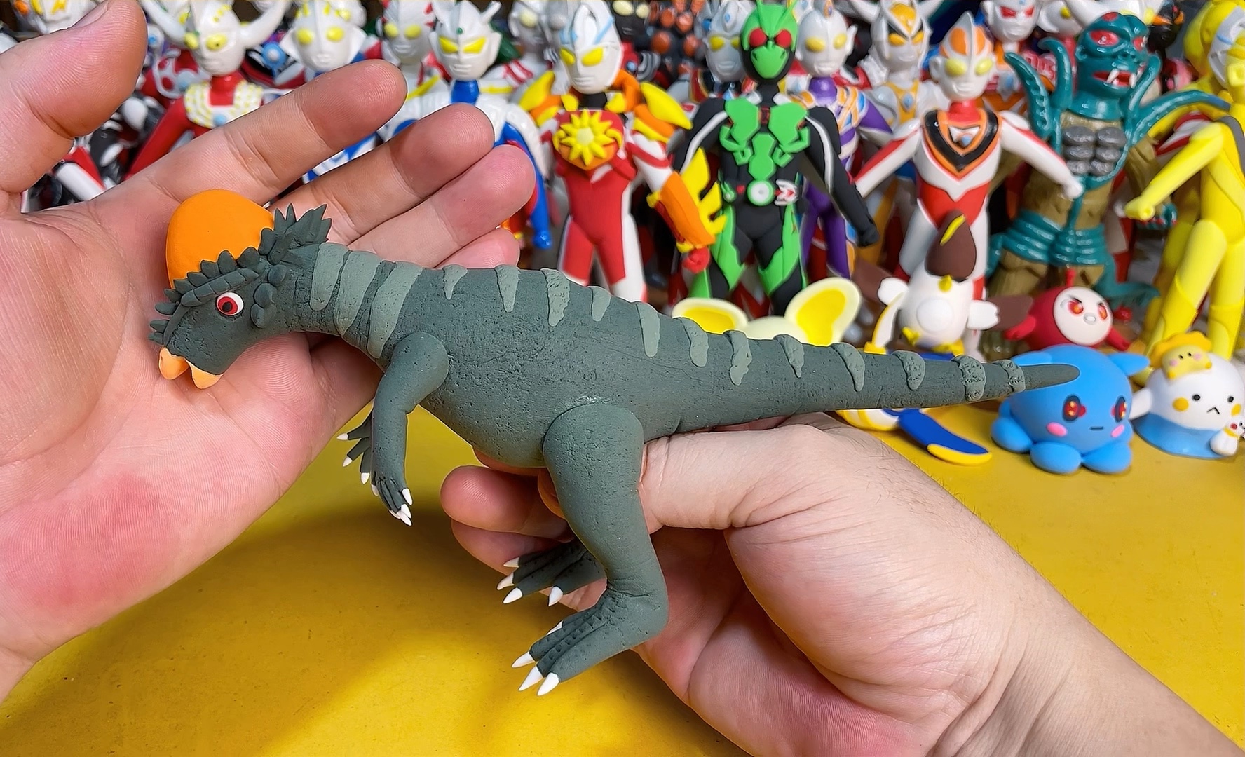 用粘土捏头上长有大疙瘩的恐龙肿头龙