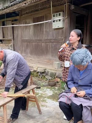 [图]虽是叔叔阿姨扮演父母，但随时特别想给已逝的父亲斟满一杯酒，情不自禁眼泪汪汪😭来生还想做你的好女儿