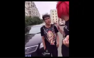 Скачать видео: 怒扇路人嘴巴子