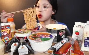 Download Video: 【Boki 吃播】便利店美食吃货！香辣的奶酪鸡面、美味的肉汤拉面、三角紫菜包饭&三明治.....