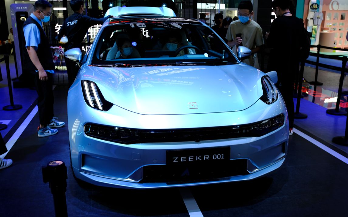 4k 60fps |实拍吉利极氪001电光蓝配色,外观看上去像法拉利?