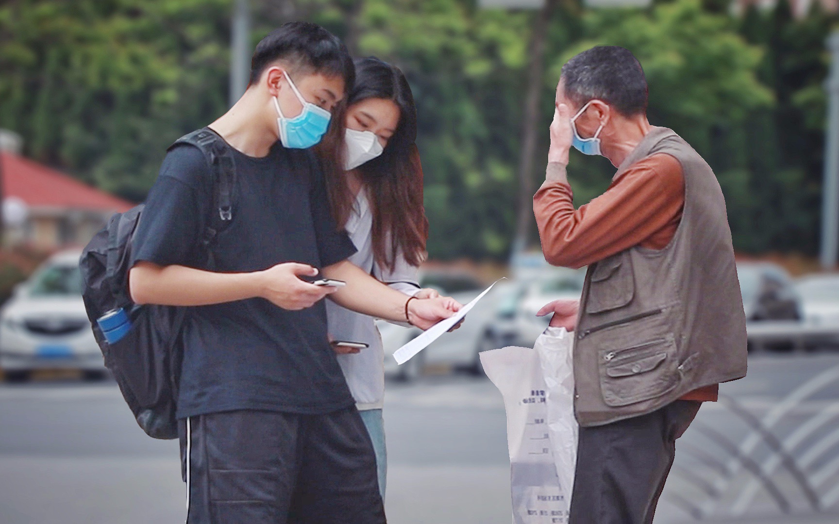 不识字的老人请路人帮忙看老伴儿的体检报告,大家会怎么做?(社会实验)哔哩哔哩bilibili