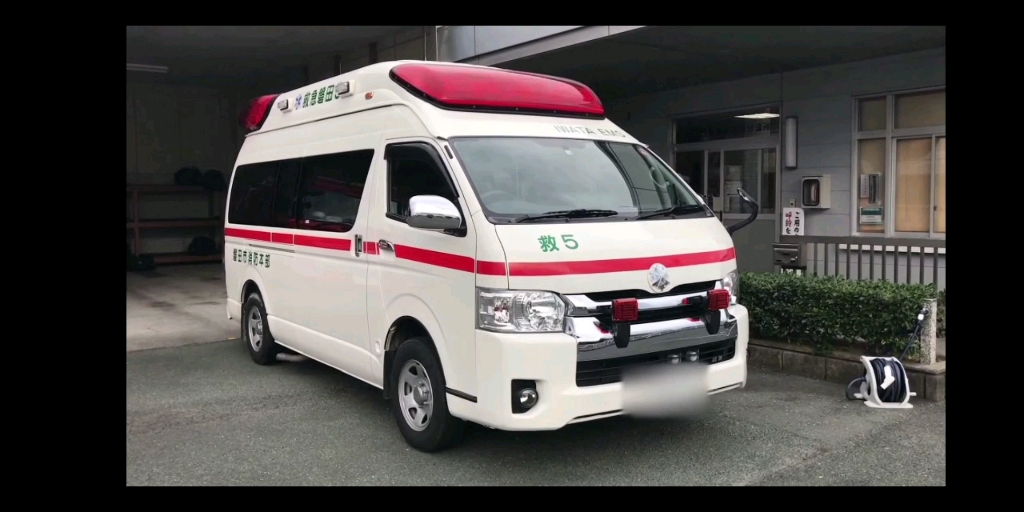 两辆日本磐田消防本部的救护车