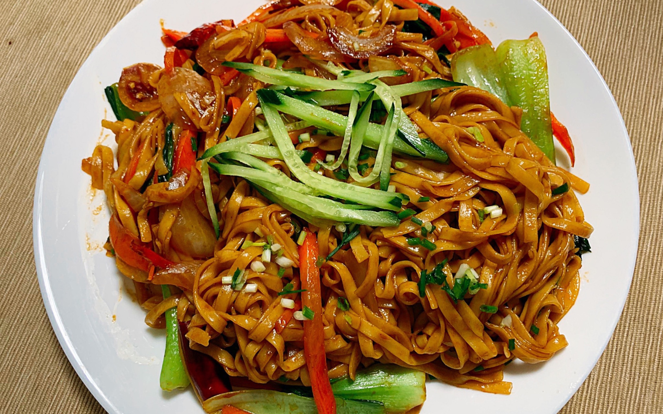 吃播 家常菜 炒面 昨天买的两块钱的面,还剩一点,炒的黑乎乎的像炸酱