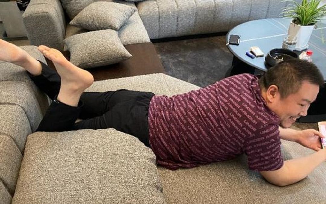 岳云鹏光脚趴沙发上超惬意,晚上偷偷喝酒吃火锅被老婆抓现行!