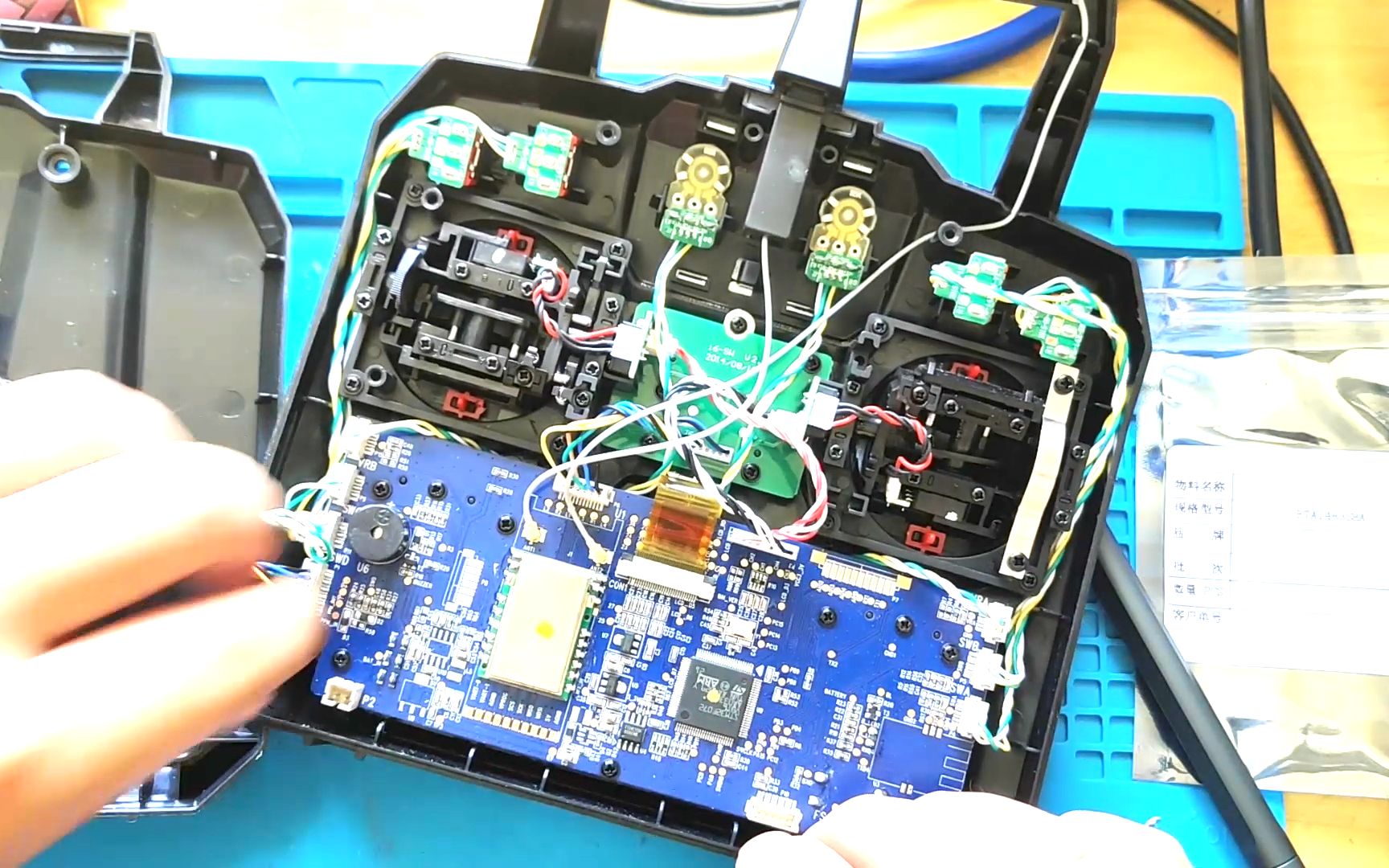 硬件黑客十元成本爆改无人机遥控富斯i6x改锂电计划