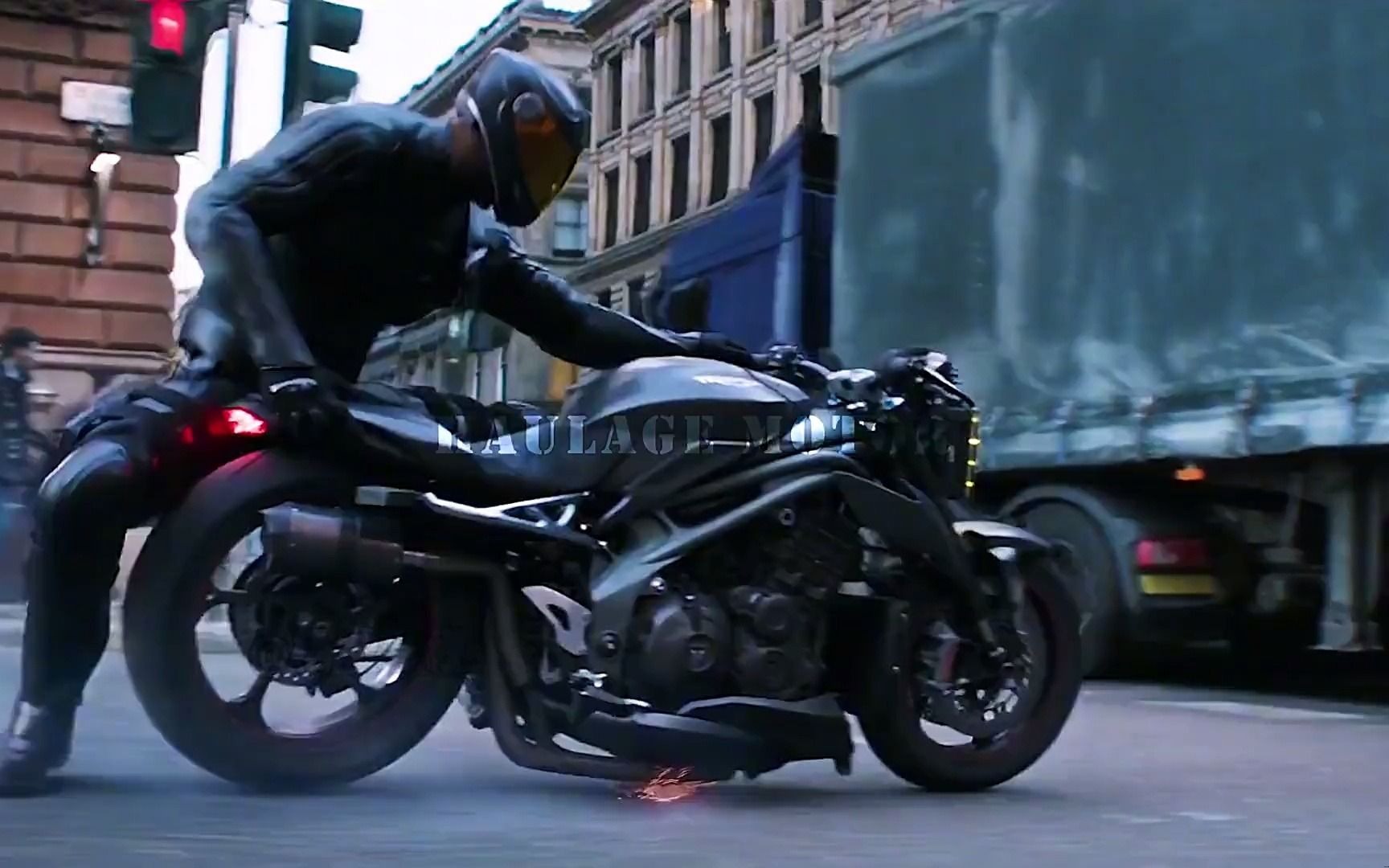 假如花式上车有段位,跑车甩尾悬崖接人,乌鸦哥跳车窗成荧幕经典