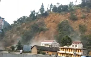 Download Video: 现场！陕西镇巴发生大面积山体滑坡 尘土瞬间涌下山致道路中断