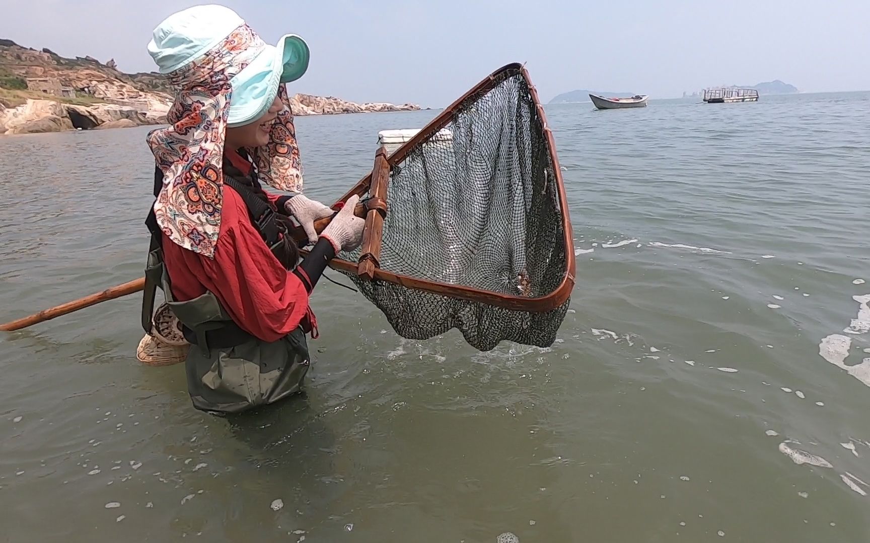 渔妹带传统渔民工具赶海,海货都被大浪拍到岸边,随便一推都是货