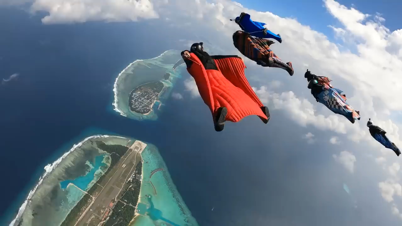 wingsuit flying in the sky. 4k 高清 60 fps