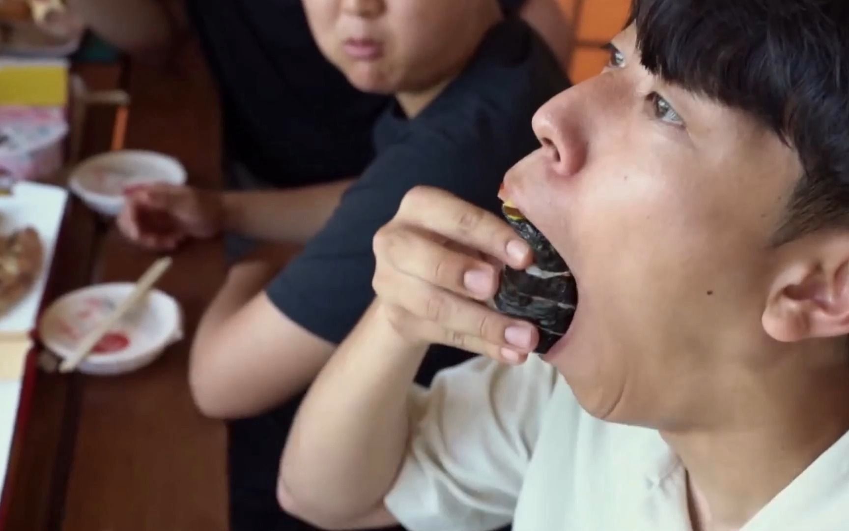 他外号大嘴,能一口吞下任何食物,吃席无敌