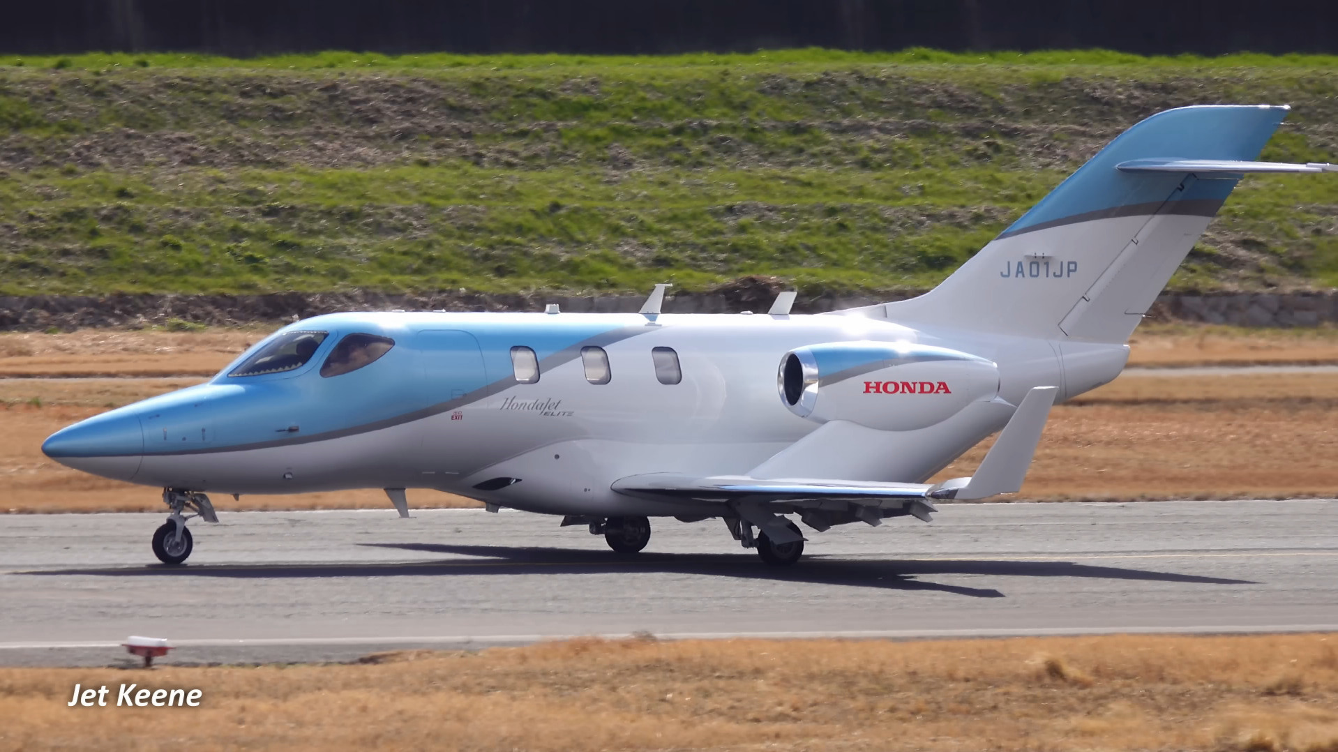 2020 年本田喷气式飞机精英版在小南机场的起飞与降落