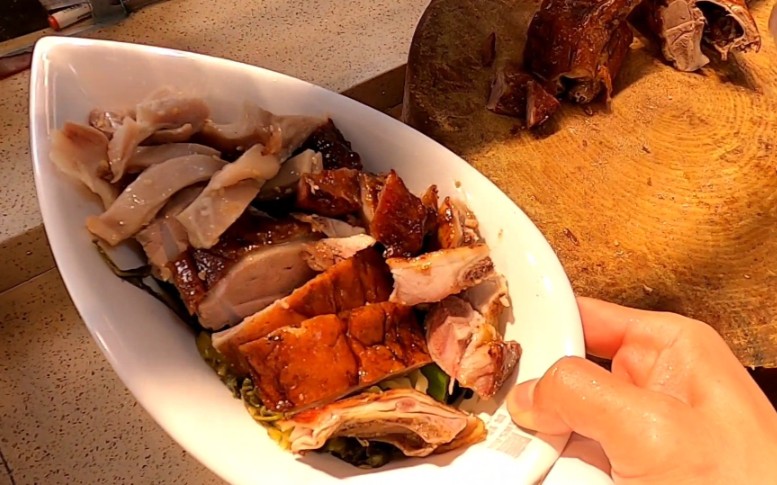 食客点了份28块的烧腊三拼饭阿成放肉塞满整个碗